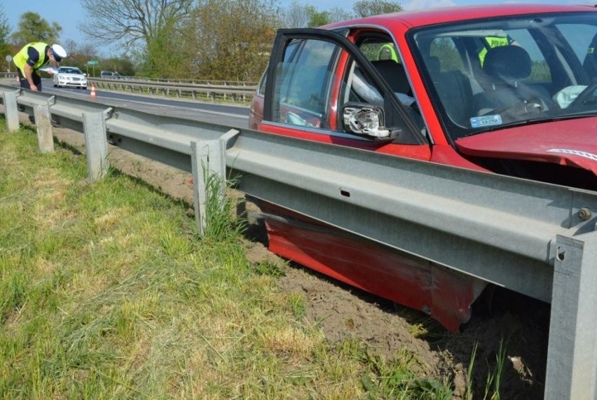 Kierujący BMW na łuku drogi nie dostosował prędkości,...