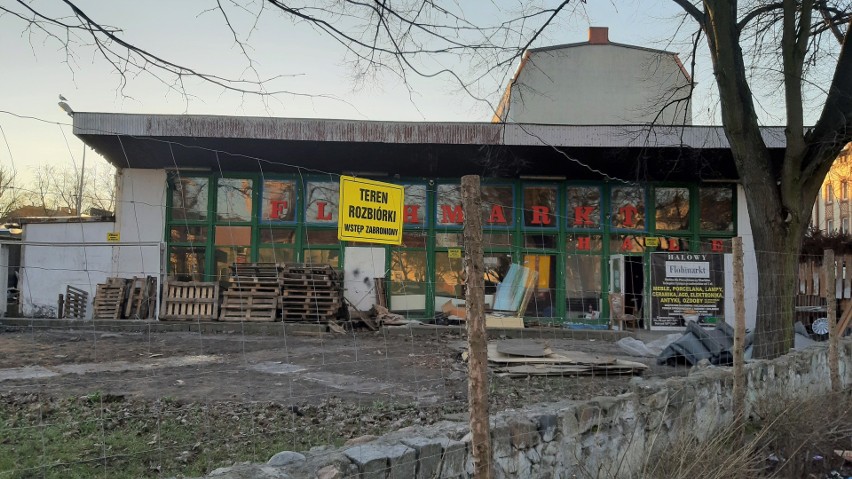 W Słupsku trwa rozbiórka budynku po barze Tunek. Wiemy, co tam powstanie [zdjęcia]