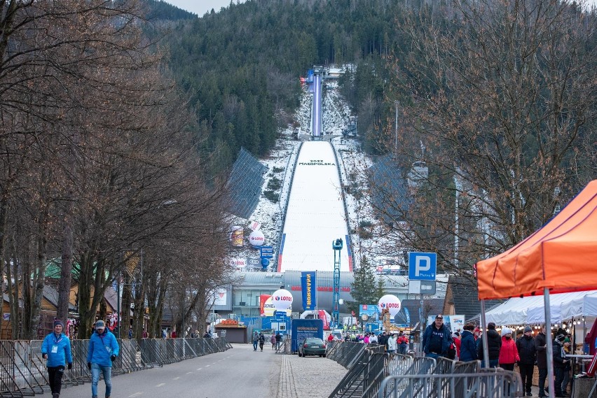 Puchar Świata w skokach narciarskich w Zakopanem. Pod Wielką Krokwią wyrosło biało-czerwone miasteczko