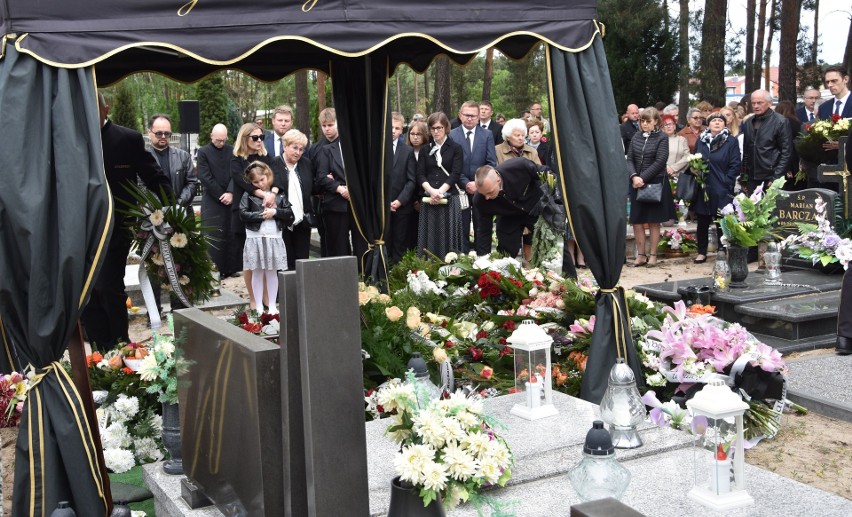 Regina Osińska spoczęła na cmentarzu komunalnym przy ul. ks....