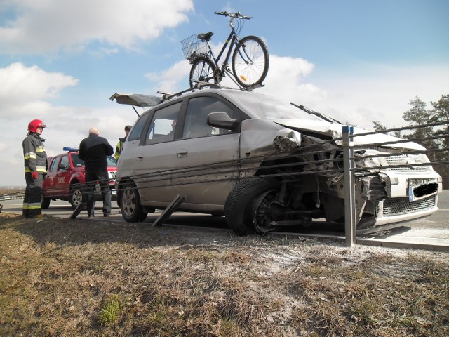 Auto staranowało barierki na autostradzie pod Grudziądzem. Na szczęście, kierowca nie ucierpiał.Dużo szczęścia miał kierujący hyundaiem, który we wtorek przed południem rozbił auto na autostradzie, na wysokości Góry Klęczkowskiej. Samochód z nieznanej przyczyny zjechał na prawą stronę jezdni i na długości ok. 50 metrów zniszczył słupki podtrzymujące liny oddzielające drogę od pobocza. Na szczęście, liny nie „puściły” i auto nie stoczyło się z wysokiej w tym miejscu skarpy. Na miejscu interweniowali m.in. strażacy z Grudziądza.Prognoza pogody na 29.03.2016