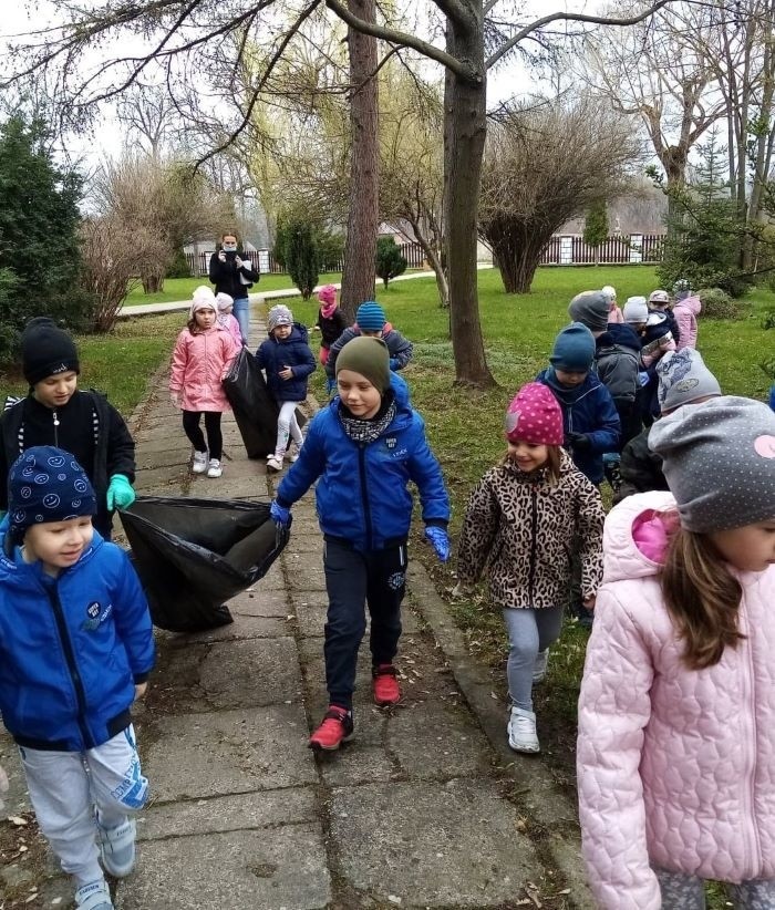 Przedszkolaki z Kurozwęk dbają o naszą planetę. Tak obchodziły Dzień Ziemi (ZDJĘCIA)