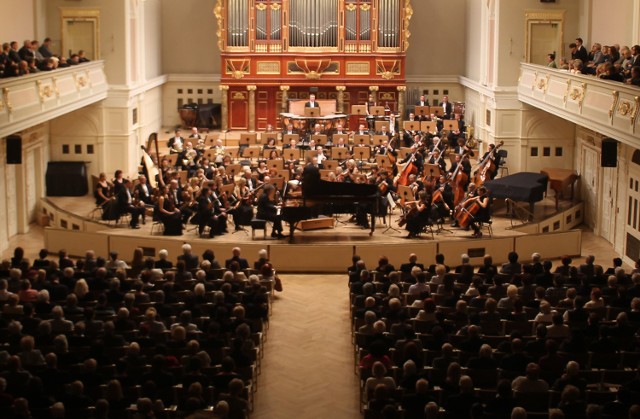 Orkiestra Filharmonii Poznańskiej jest znana na całym świecie. Mimo to, od momentu powstania, czyli 1947 r., nie ma własnej siedziby. W Poznaniu koncertuje w wynajętej Auli UAM przy ul. Wieniawskiego