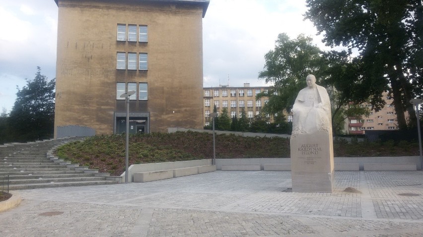 Pomnik Augusta Hlonda w Katowicach