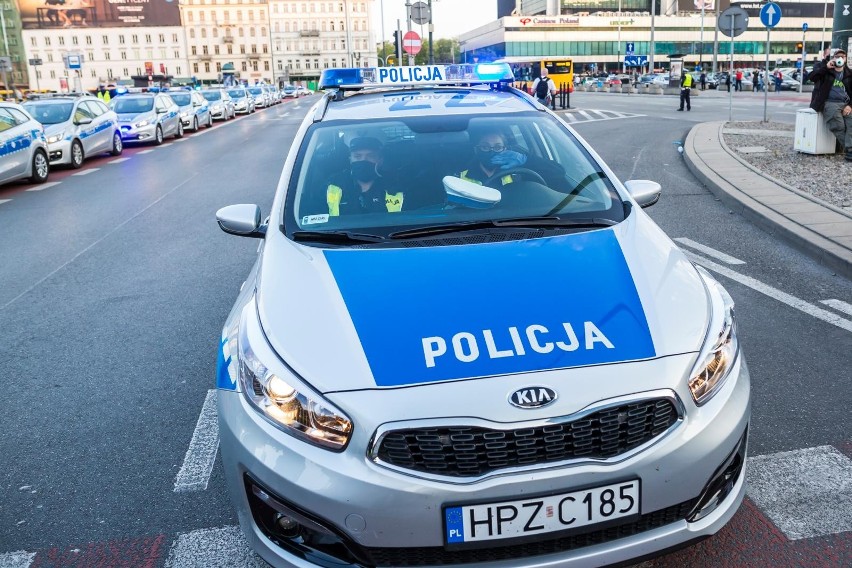 Policja ewakuowała okolice Krakowskiego Przedmieścia 64....