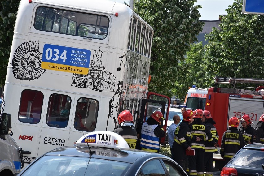 Częstochowa: Autobus "londyńczyk" wjechał w latarnię. Niesprawne hamulce? ZDJĘCIA