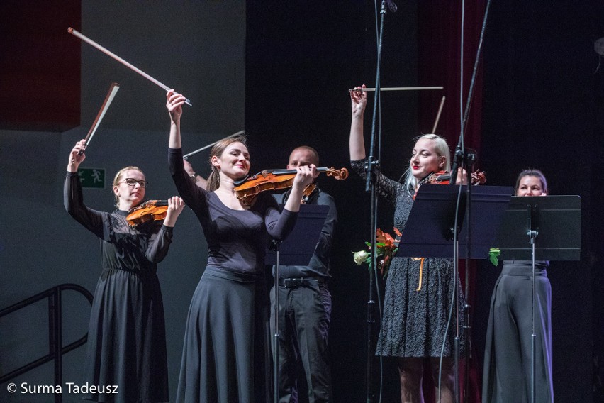 Muzyka na smykach gra... Kameralny koncert orkiestry Camerata Stargard po ponad 7 miesiącach przerwy. ZDJĘCIA