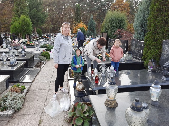 Na cmentarzu komunalnym w Radomiu trwają przygotowania do  święta Wszystkich Świętych.