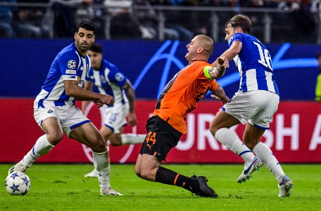 Obrońca Szachtara Donieck Jarosław Rakicki walczy o piłkę z zawodnikami FC Porto Nico Gonzalezem (z prawej) i Mehdim Taremim