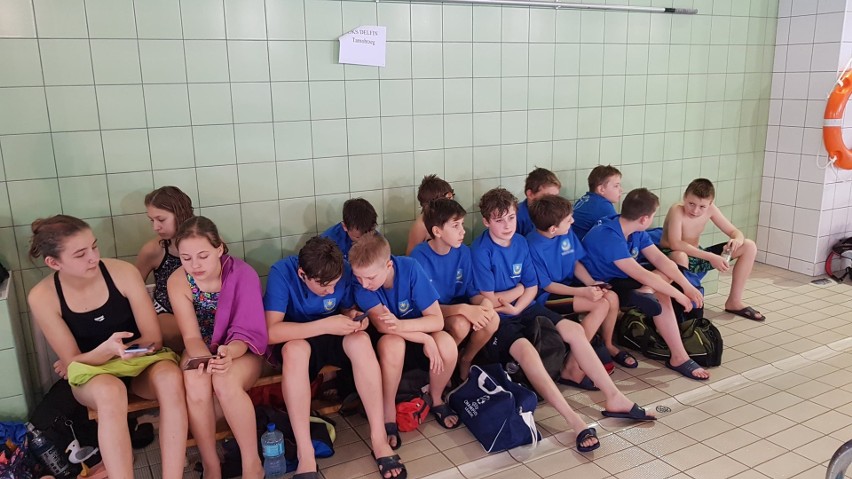 Pięć medali pływaków z UKS Delfin Tarnobrzeg w Podkarpackiej Lidze Pływackiej Dzieci