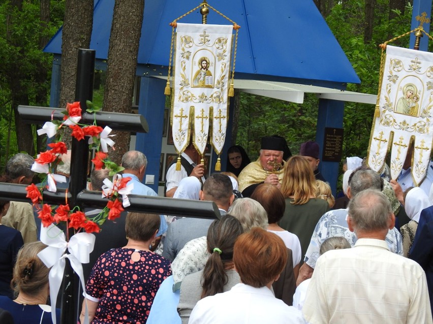 W obecności blisko setki osób - mieszkańców Miękisz, podczas...