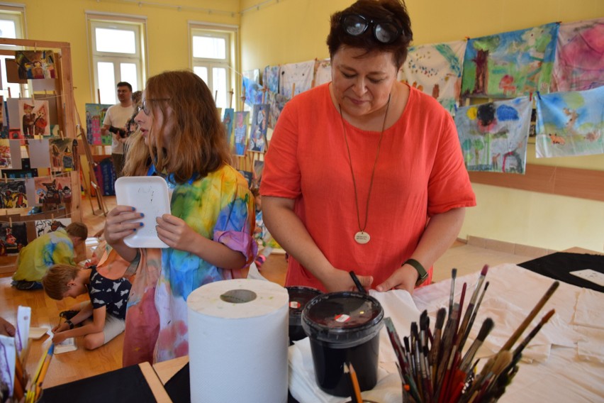 Gorlice. Pralnia Sztuki z dziećmi w roli głównej. Namacalny dowód, że artystów można znaleźć nawet wśród najmłodszych