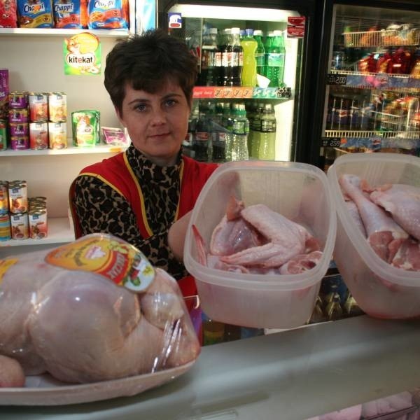 - Tylko przez ten weekend kurczaki zdrożały średnio o 30 groszy na kilogramie - mówi Renata Moskwa, sprzedawczyni ze sklepu spożywczego.