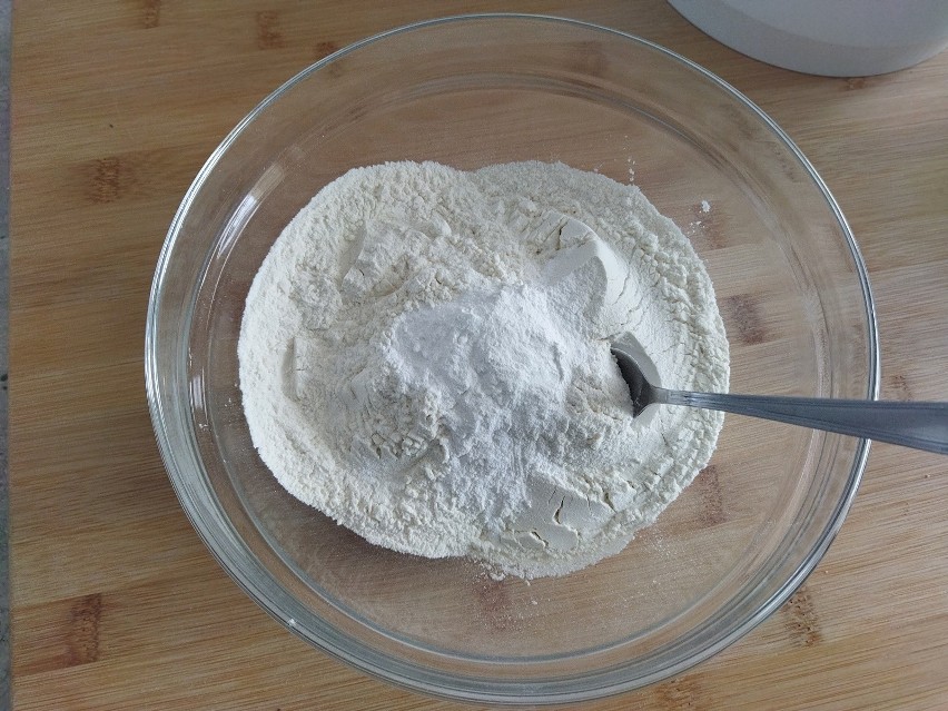 W oddzielnej misce wymieszaj mąkę z proszkiem do pieczenia.