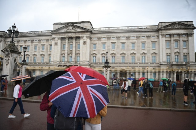 Przed Pałacem Buckingham zgromadzili się zaniepokojeni stanem zdrowia królowej Elżbiety II Brytyjczycy.
