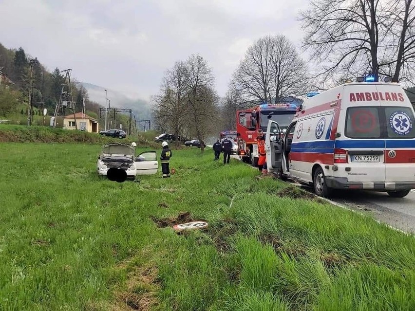 Groźny wypadek drogowy w dolinie Popradu. Dwie osoby zabrane z Żegiestowa do szpitala