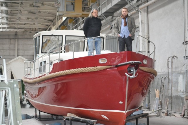 Od lewej Andrzej Glebow i Marcin Rymarz, właściciele usteckiej firmy Caravela Boatbuilders  na 11,5 metrowej łodzi houseboat wyprodukowanej dla niemieckiej firmy River Boating Holidays.