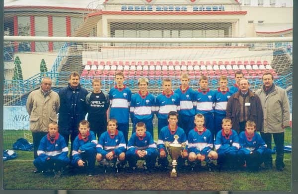 Ekipa Bałtyku Koszalin na stadionie we Wronkach. Stoją od lewej: Jan Żurek - przewoźnik, Andrzej Szygenda - trener, Robert Popławski, Piotr Stołowski, Łukasz Mokrzycki, Robert Poliński, Tomasz Granat, Daniel Chyła, Łukasz Terech, Dawid Koszko, Leszek Mokrzycki - kierownik drużyny, Zenek Bednarek - prezes KKPN Bałtyk; w przysiadzie (od lewej): Andrzej Artuszewski, Leszek Pazdur, Radosław Mikołajczak, kamil Cybulski, Arkadiusz Mokrzycki - kapitan zespołu, Łukasz Szymborski, Robert Siarnecki, Kamil Mozolewski.