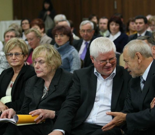 Elżbieta Suchocka-Roguska, była sekretarz stanu w Ministerstwie Finansów, doradca prezesa NBP, Halina Wasilewska-Trenkner, była minister finansów, obecnie doradca prezesa NBP, profesor Jerzy Hausner i KKrzysztof Lutostański, wiceprezes zarządu FRDL.