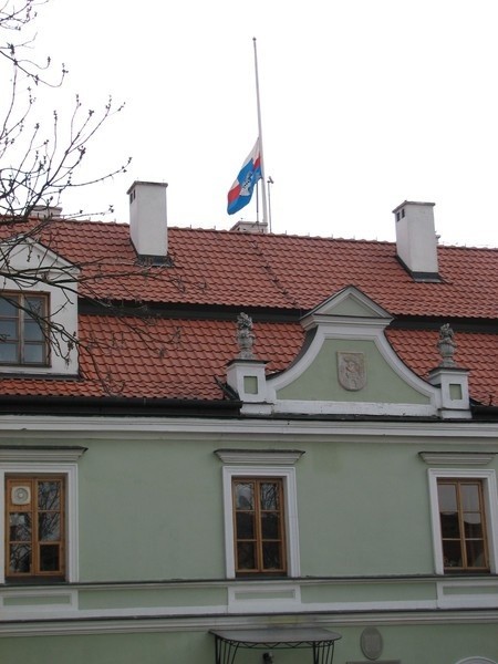 Flaga na budynku sandomierskiego magistratu została opuszczona do połowy masztu.