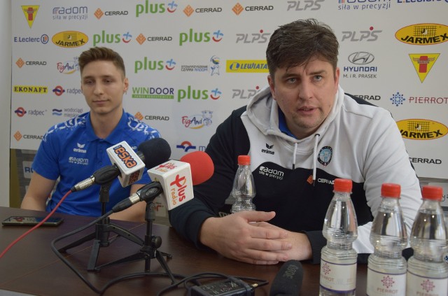 Libero Kacper Wasilewski (od lewej) i trener Robert Prygiel na przedmeczowej konferencji prasowej przed wyjazdowym spotkaniem z GKS Katowice.