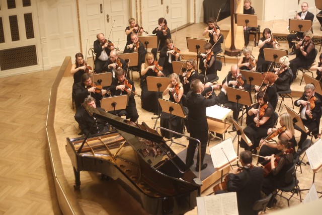 Podczas 432. Koncertu Poznańskiego w Auli UAM zagrała Orkiestra Filharmonii Łódzkiej. Dyrygował Wojciech Rodek, a solistą był austriacki pianista Markus Schirmer.