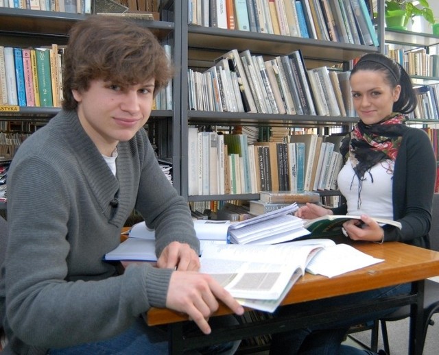 Tegoroczni maturzyści nie myślą o zapowiadanych zmianach, bo maturalne nowinki miałyby wejść w 2015 roku. Na zdjęciu Weronika Krok i Damian Romaniak z klasy 3a IV LO w Rzeszowie.