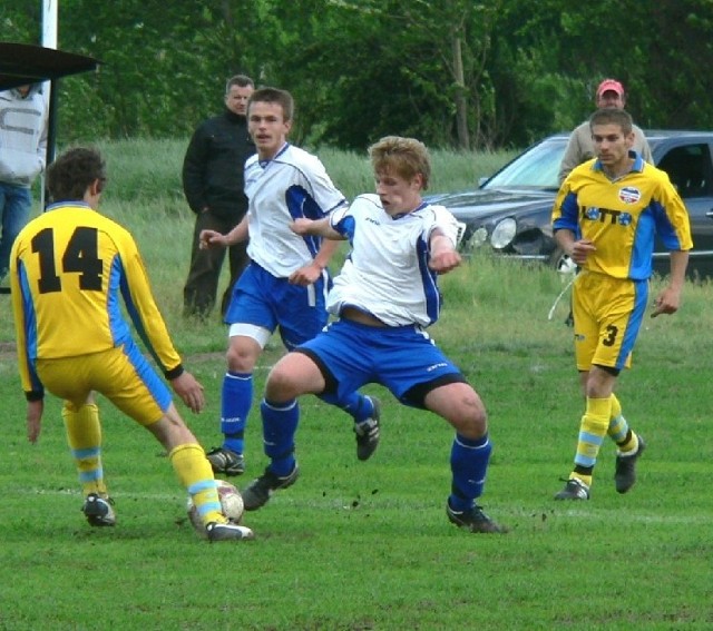 Konrad Chodyra (przy piłce przodem), zawodnik Centrum Radom, tym razem nie wpisał się na listę strzelców, ale jego drużyna wygrał 1:0 z Ruszcovią Borkowice.