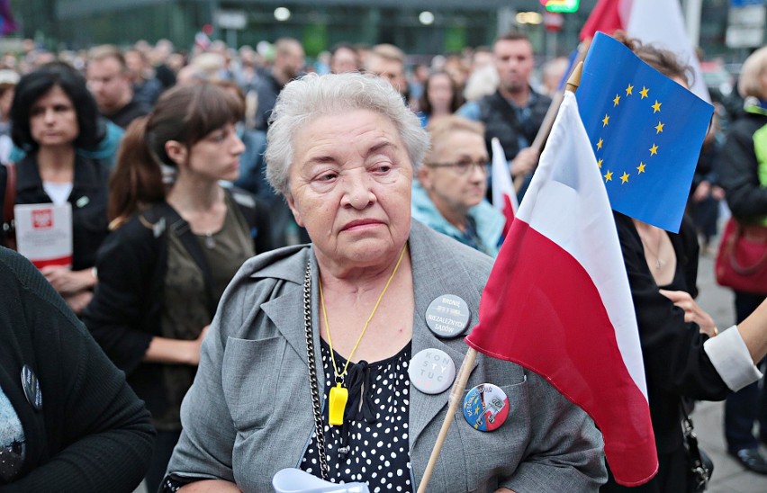 Kraków. Mieszkańcy protestowali przeciwko reformie sądownictwa [ZDJĘCIA]