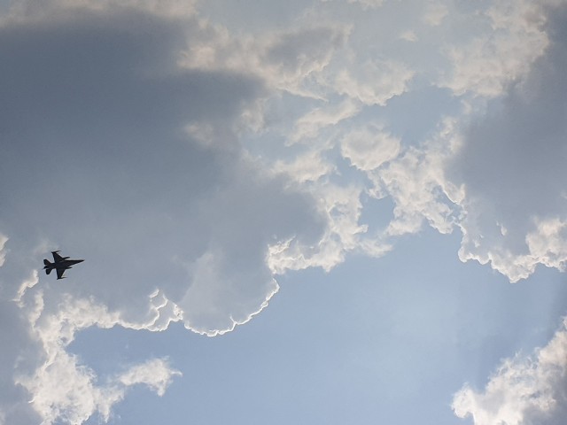 Według naszych informacji myśliwce F-16 latały na bardzo niskim pułapie przeprowadzając próby lądowania na łódzkim lotnisku. Samoloty F-16 podchodziły do lądowania, leciały nisko nad pasem po czym znikały w powietrzu.FILM, WIĘCEJ ZDJĘĆ I INFORMACJI - KLIKNIJ DALEJ