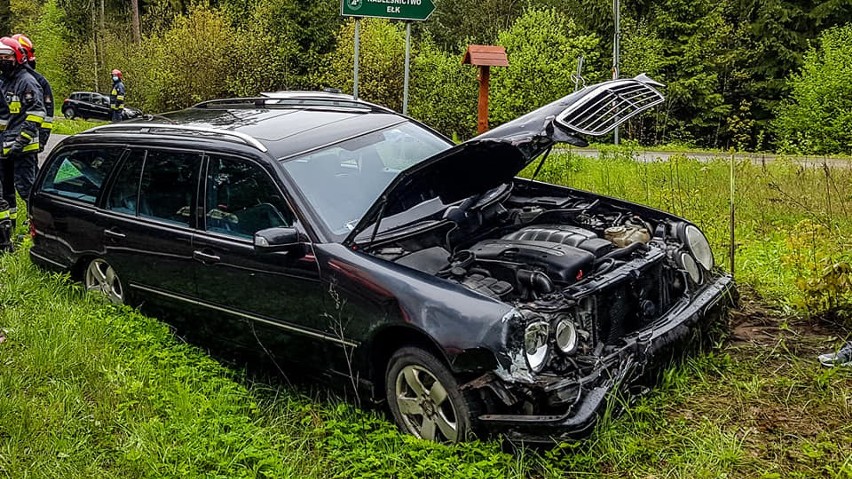 Wypadek na trasie Ełk - Regielnica. Dwa auta wpadły do rowu