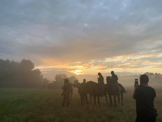 Niesamowite zdjęcia do filmu &quot;Łuna&quot; nakręcono w niedzielę, w dzień i w nocy, w okolicach kościoła i ruin pałacu Karskich we Włostowie w gminie Lipnik w powiecie opatowskim. To superprodukcja historyczna w reżyserii kielczanina, Konrada Łęckiego. &quot;Łuna&quot; to opowieść o dramatycznych wydarzeniach ostatniej wojny, Tematem filmu jest rzeź wołyńska i trudne relacje polsko-ukraińskie. Fabuła na razie objęta jest tajemnicą. Przypomnijmy, że pierwsze filmowe ujęcia wykonano pod koniec lipca tuż obok miejscowości Bocheniec, gmina Małogoszcz w powiecie jędrzejowskim. W niedzielę ekipa filmowc&oacute;w gościła przy ruinach pałacu Karskich we Włostowie. Zaaranżowano tam ob&oacute;z sowiecki. - To potężne sceny z udziałem kilkudziesięciu samochod&oacute;w i r&oacute;żnorakiego sprzętu - m&oacute;wi reżyser Konrad Łęcki.  Premiera &quot;Łuny&quot; planowana jest na listopad 2022. Film to produkcja Telewizji Polskiej, wsp&oacute;łfinansowana przez Polski Instytut Sztuki Filmowej przy udziale Podkarpackiego Funduszu Filmowego.We Włostowie powstały niesamowite zdjęcia - nawet te z planu filmowego zachwycają. Zobaczcie na kolejnych  slajdach