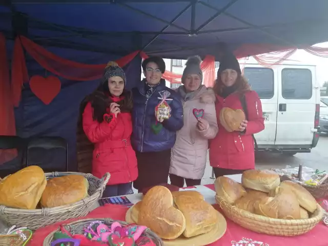 Do stoiska zachęcały panie z Miejsko Gminnego Ośrodka Kultury w Koprzywnicy. Na chwilę pojawiła się także pani burmistrz Aleksandra Klubińska. (druga z lewej)