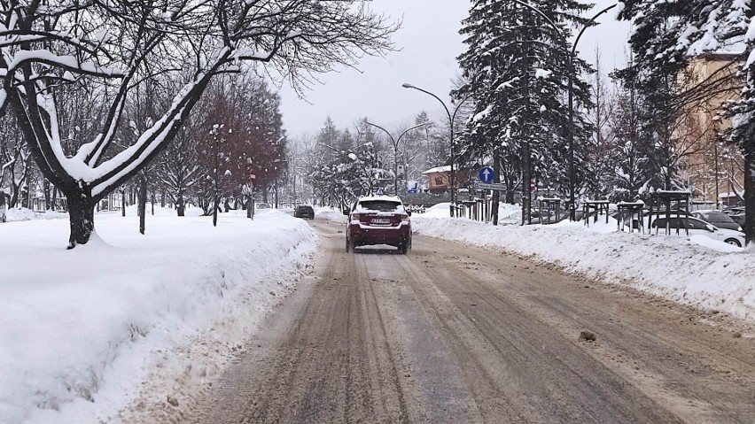 Na wielu ulicach w Zakopanem zalega śnieg. Kierowcy muszą...