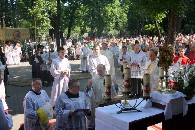 Boże Ciało 2014 w Zabrzu: procesja z kościoła św.Anny w...