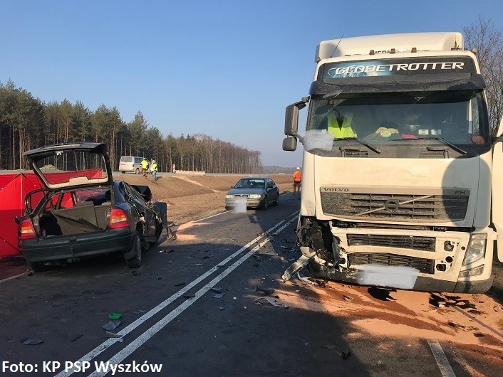 Śmiertelny wypadek na DK 8. Zderzenie tira i osobówki, zginęła jedna osoba [ZDJĘCIA]