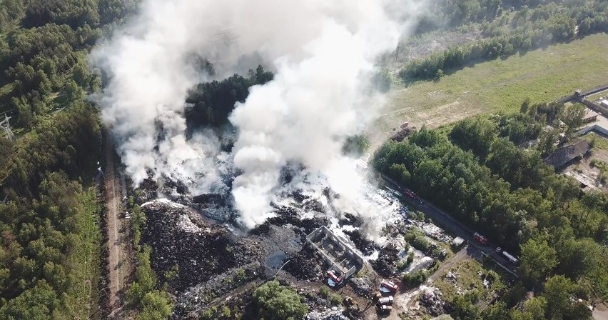 Trzebinia. Strażacy ugasili pożar składowiska. Co dalej z zalegającymi tam śmieciami?