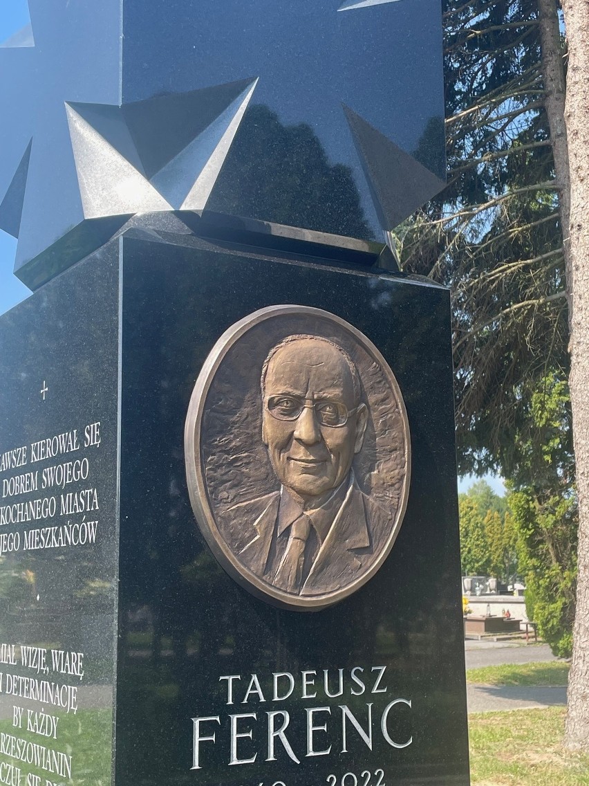 Pomnik prezydenta Tadeusza Ferenca jest już gotowy. Zobacz, jak wygląda [ZDJĘCIA]