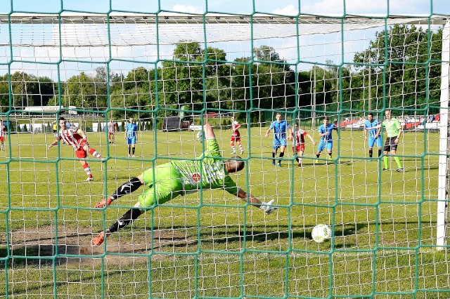 Mateusz Stankiewicz z rzutu karnego strzela gola dającego Sole Oświęcim prowadzenie w konfrontacji przeciwko JKS Jarosław. Ostatecznie spotkanie zakończyło się remisem 1:1.