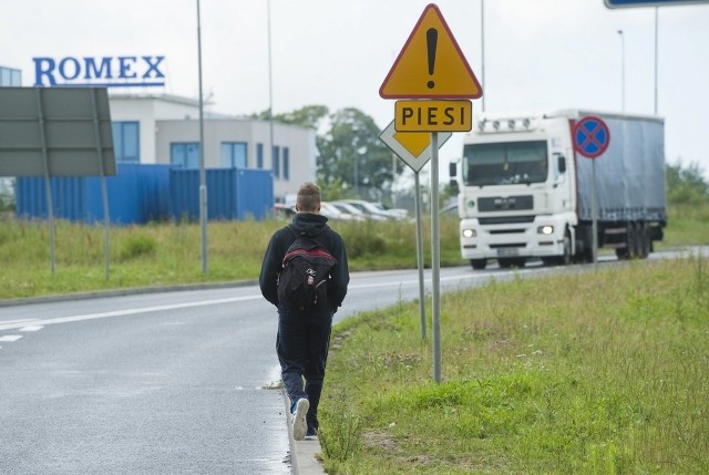 Najstarsza droga prowadząca do strefy - gdy ją budowano, nikt najwyraźniej nie pomyślał, że będą z niej korzystać także piesi.