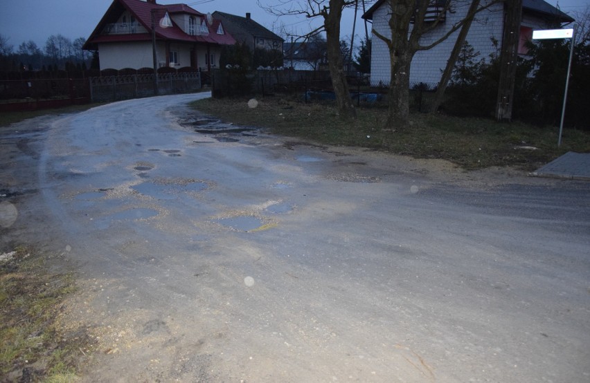 Powstaną nowe nakładki asfaltowe w gminach Włoszczowa i Krasocin (ZDJĘCIA)