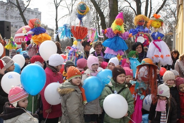 Było radośnie i kolorowo. Dzieciaki na mostku na Silnicy prezentowały swoje marzanny.