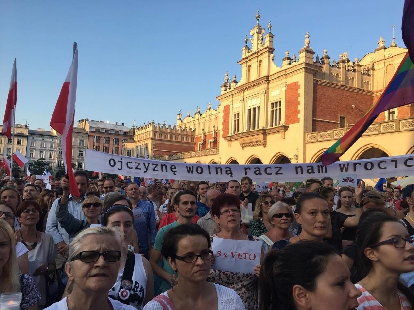 Kraków. Wielki protest na Rynku Głównym w obronie sądów