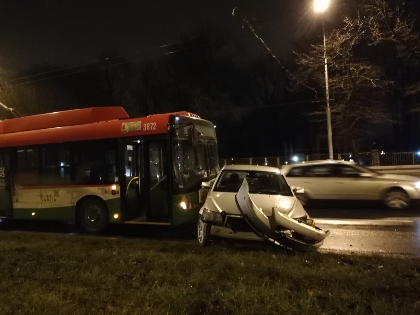 Kolizja na al. Kraśnickiej w Lublinie. Zderzyły się dwa samochody i trolejbus