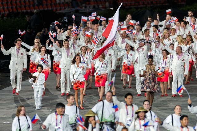 Od roku 2000, polscy medaliści olimpijscy otrzymują po zakończeniu kariery świadczenie pieniężne zwane emeryturą olimpijską. Od tego roku, to 4203,04 złotych