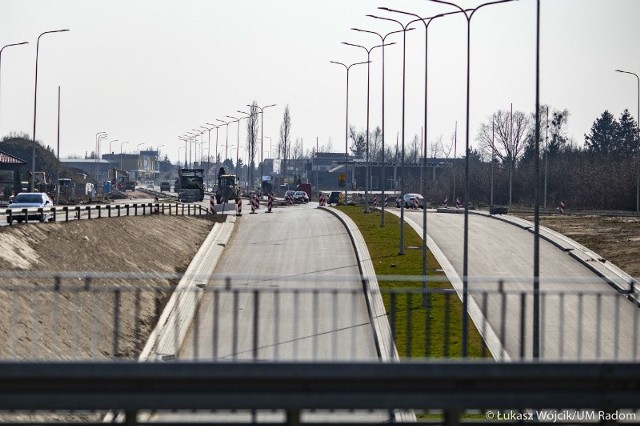 Aleja Wojska Polskiego będzie miała dwie jezdnie z dwoma pasami ruchu każdy. Odcinkami już jest układany asfalt.