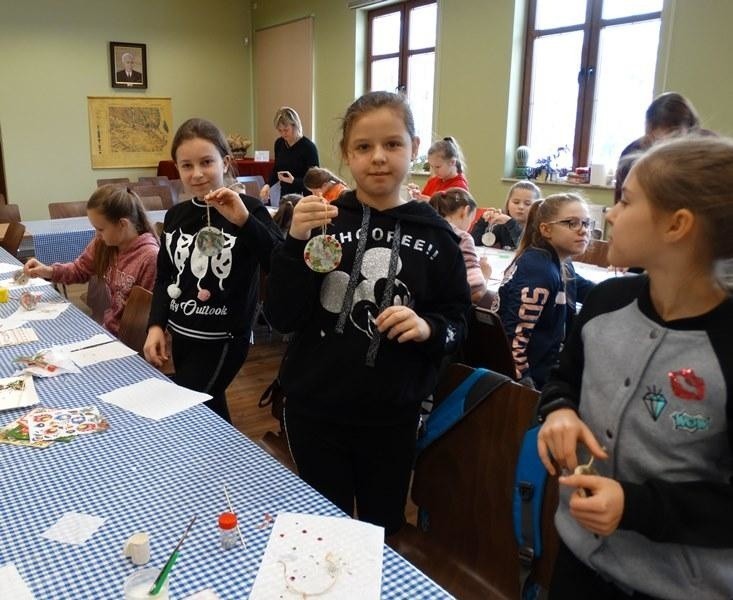 Uczniowie z Bałtowa na warsztatach bożonarodzeniowych. Już wiedzą, czym była podłaźniczka [ZDJĘCIA]