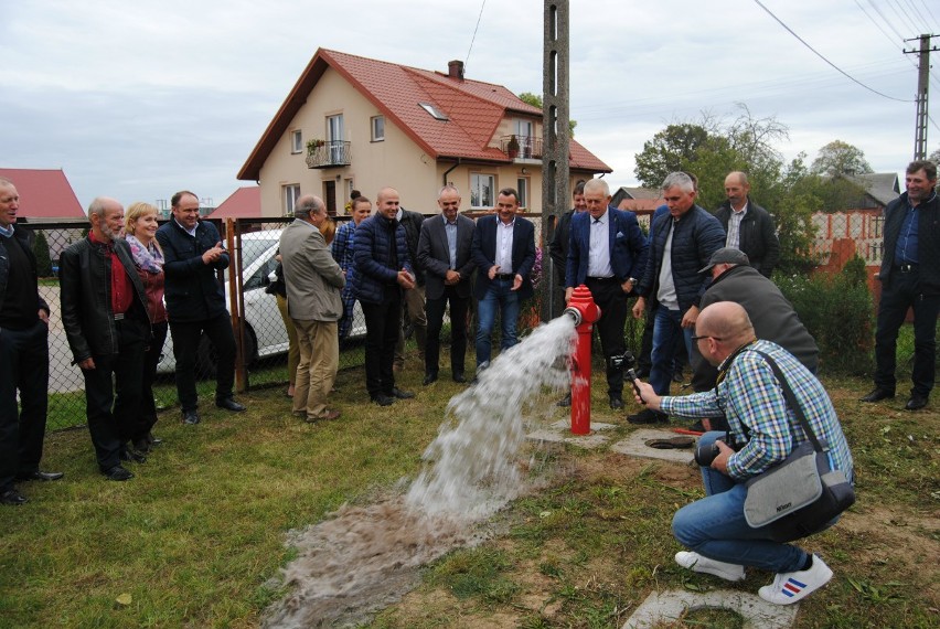 Jeżowice w gminie Włoszczowa mają wreszcie wodociąg. Powstało 8 kilometrów sieci. Otwarcie z… pompą (WIDEO, ZDJĘCIA)