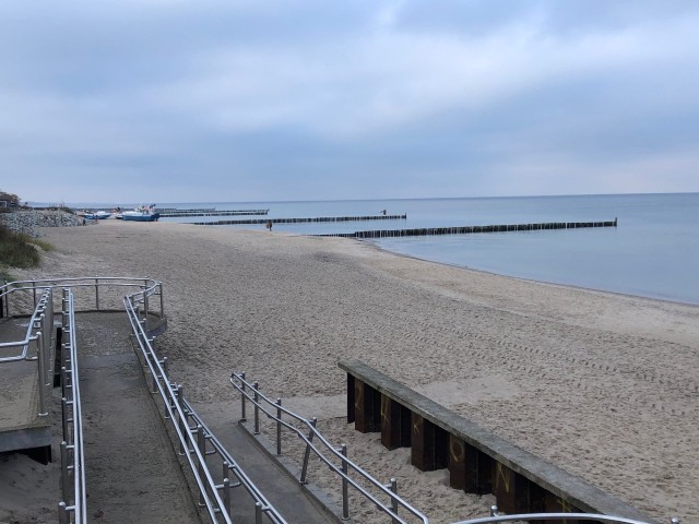 Wtorkowe przedpołudnie na plaży w Mielnie.