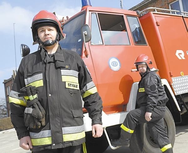 - Gdy na terenie zakładów wybuchnie pożar, jesteśmy tam pierwsi - zapewnia Dawid Swaczyna. W tle Grzegorz Tokaruk.